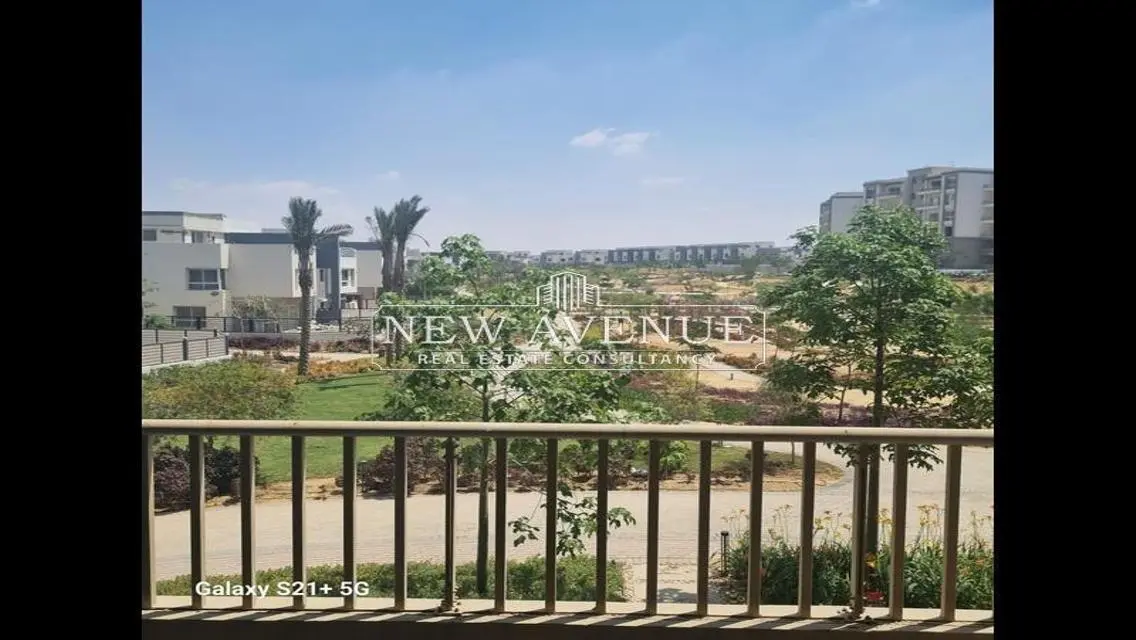 شقة رائعة للبيع بمساحة فسيحة وإطلالة مميزة