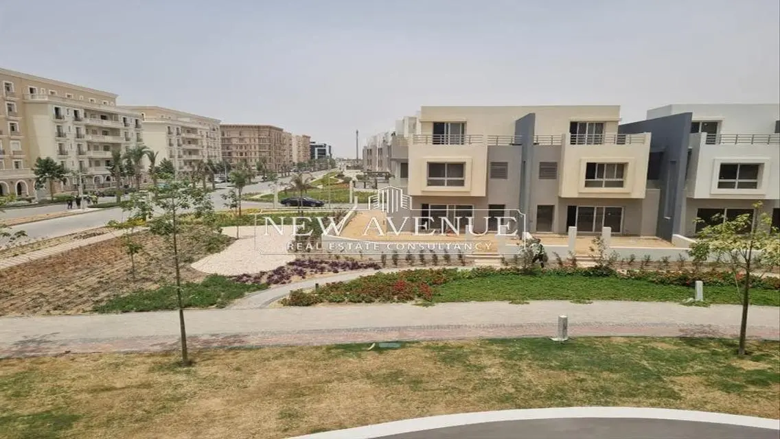 شقة رائعة للبيع بمساحة فسيحة وإطلالة مميزة