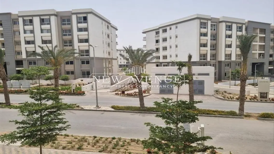 شقة رائعة للبيع بمساحة فسيحة وإطلالة مميزة