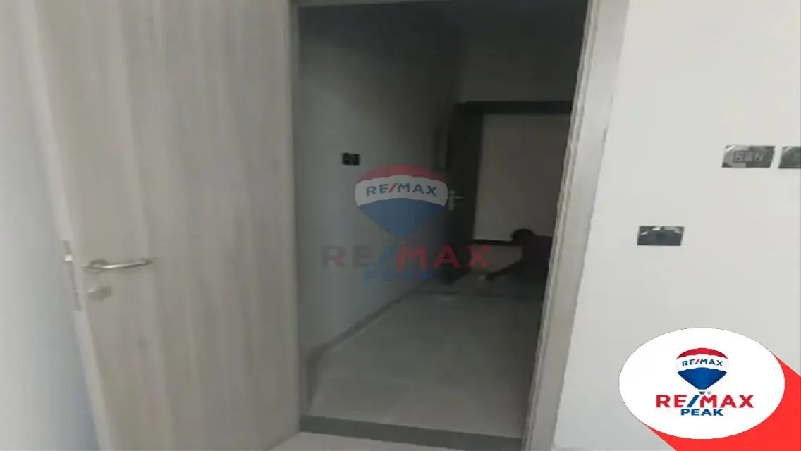 Hale Town  Palm Hills  Clinic For Rent 52m