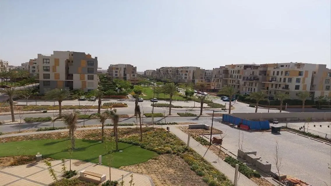 شقة فاخرة بمساحة 1512 متر مع غرفة دراسة وشرفة