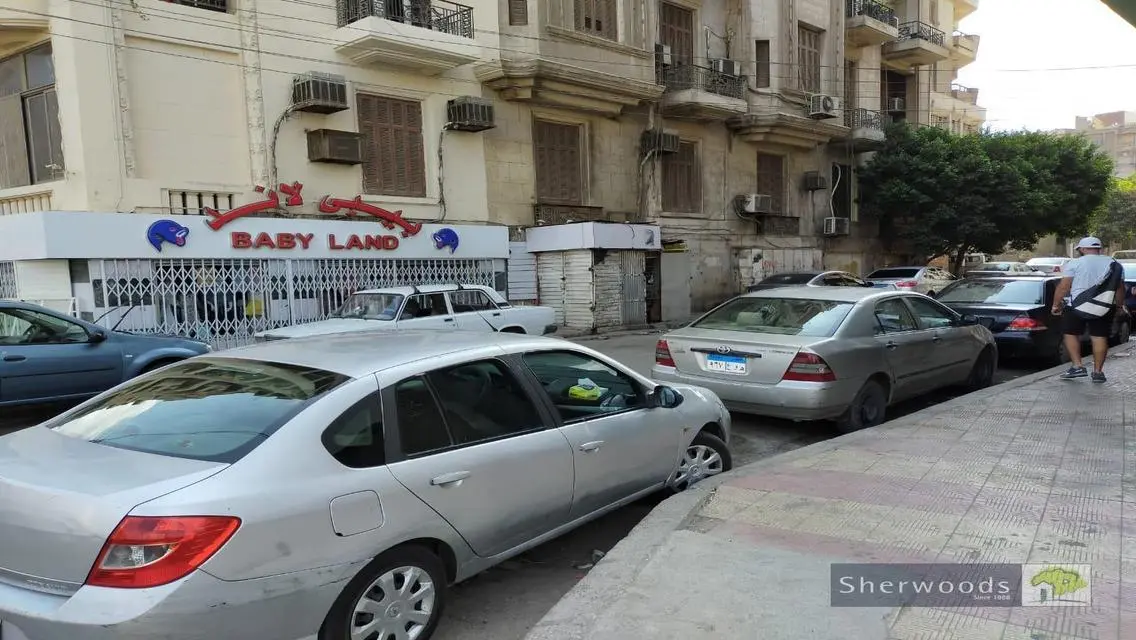 شقة مميزة للبيع بمساحة 1400 متر