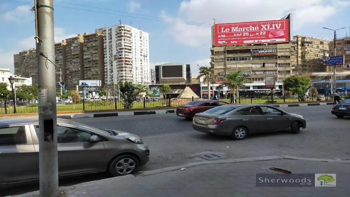 شقة مميزة للبيع بمساحة 1400 متر