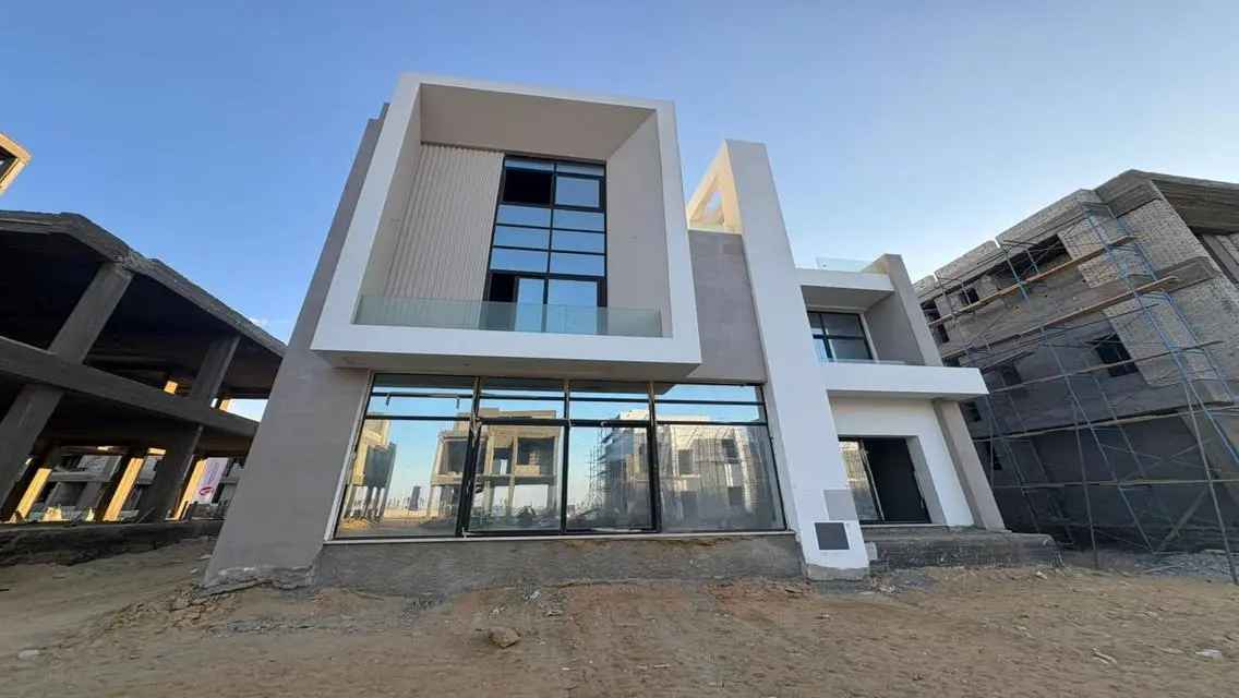 Stunning 300 sqm Home with Multiple Rooms and Luxurious Amenities