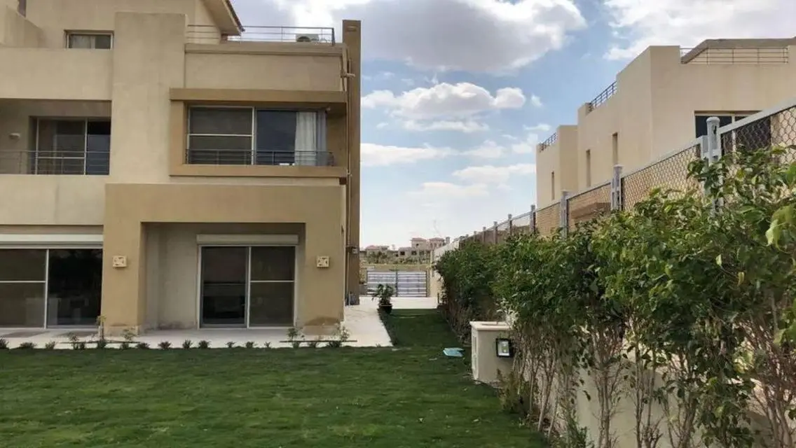 فيلا فاخرة للبيع بمساحة 370 متر في قلب المدينة