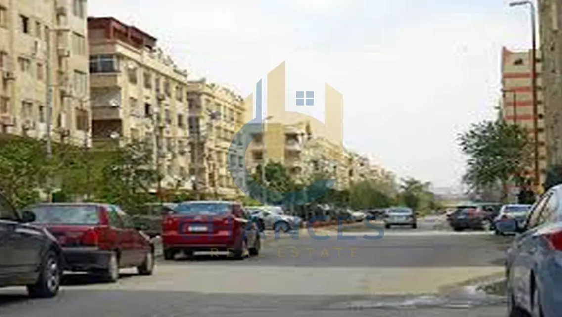 شقة رائعة مع شرفة للبيع في فرصة