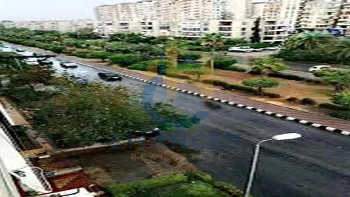 شقة رائعة مع شرفة للبيع في فرصة