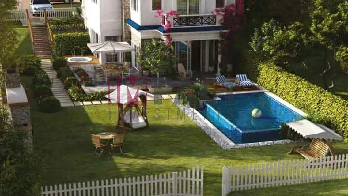 Luxury Apartment with Private Pool and Lake View