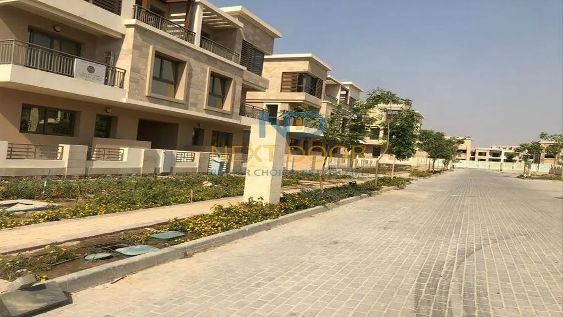شقة فاخرة بمساحة واسعة تطل على معلم رئيسي