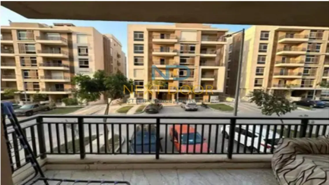 شقة فاخرة بمساحة واسعة تطل على معلم رئيسي