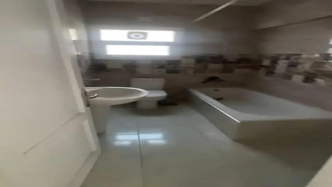 شقة مميزة للبيع تطل على معلم رئيسي