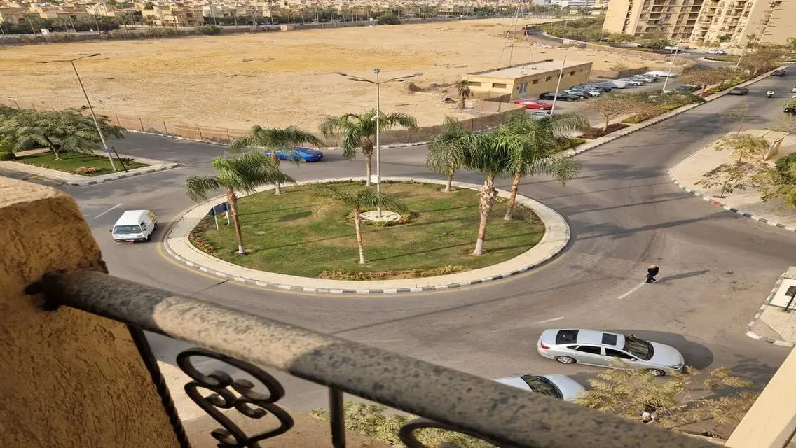 شقة مميزة للبيع تطل على معلم رئيسي