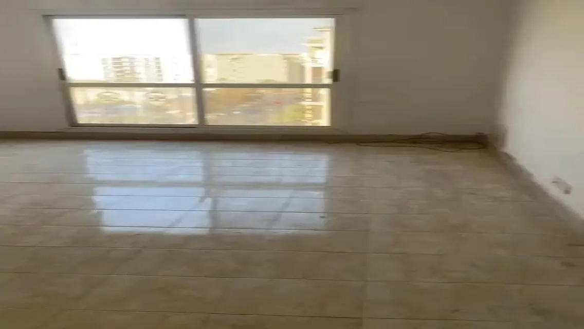 شقة مميزة للبيع تطل على معلم رئيسي