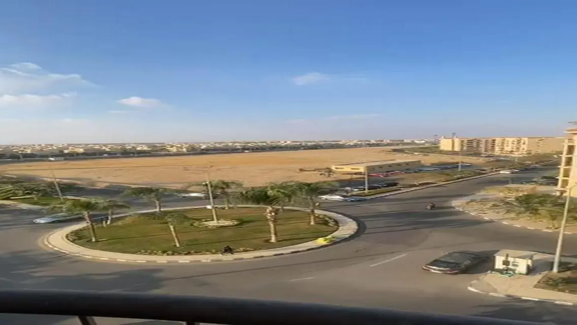 شقة مميزة للبيع تطل على معلم رئيسي