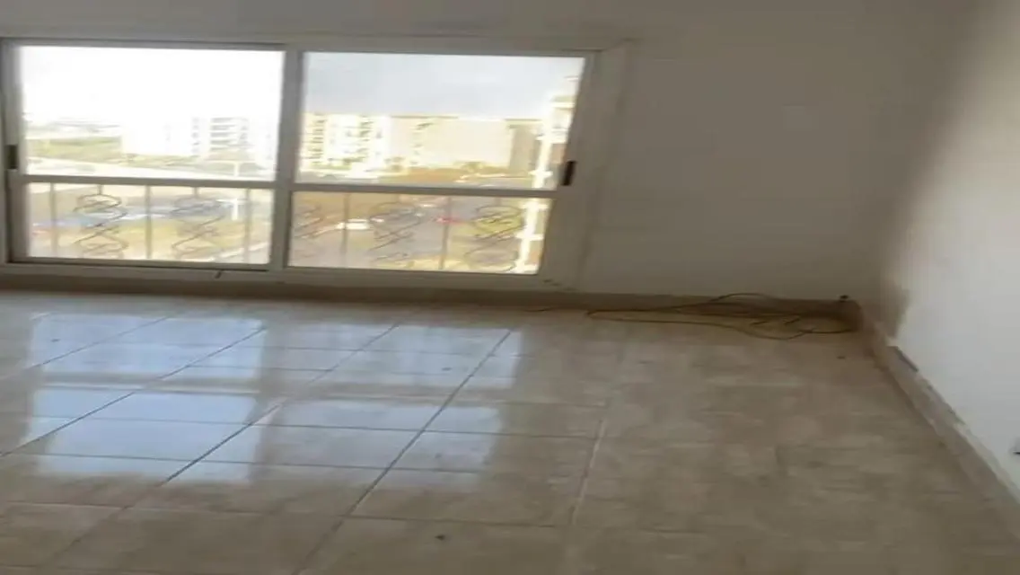 شقة مميزة للبيع تطل على معلم رئيسي