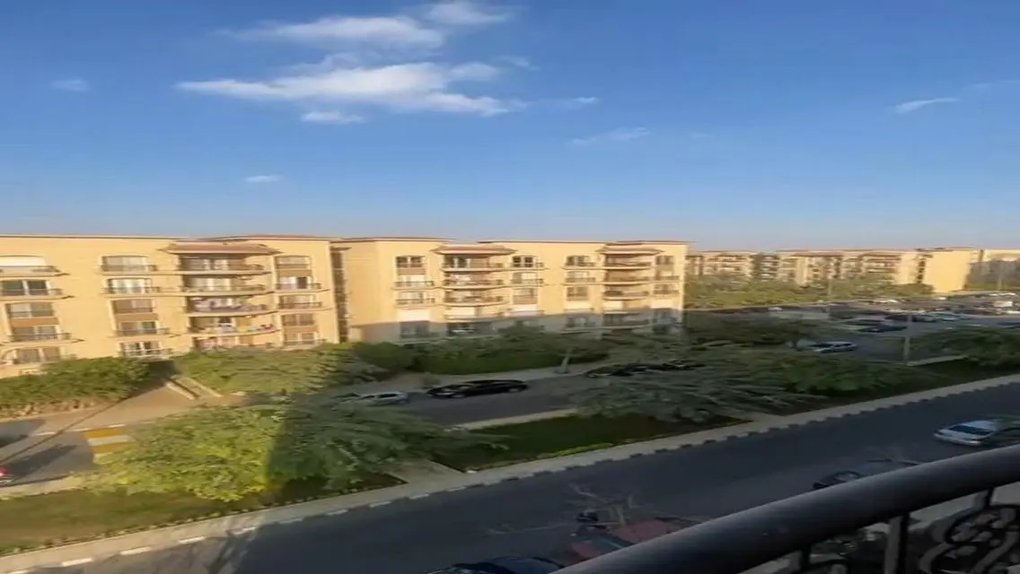 شقة مميزة للبيع تطل على معلم رئيسي