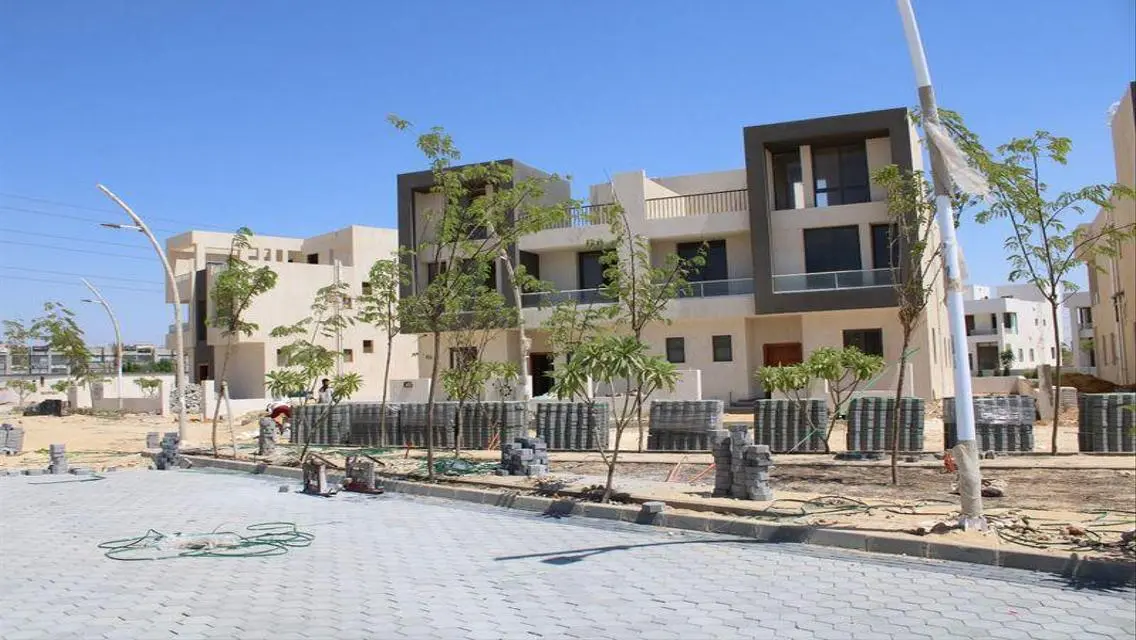 شقة فاخرة للبيع بإطلالة على البحيرة