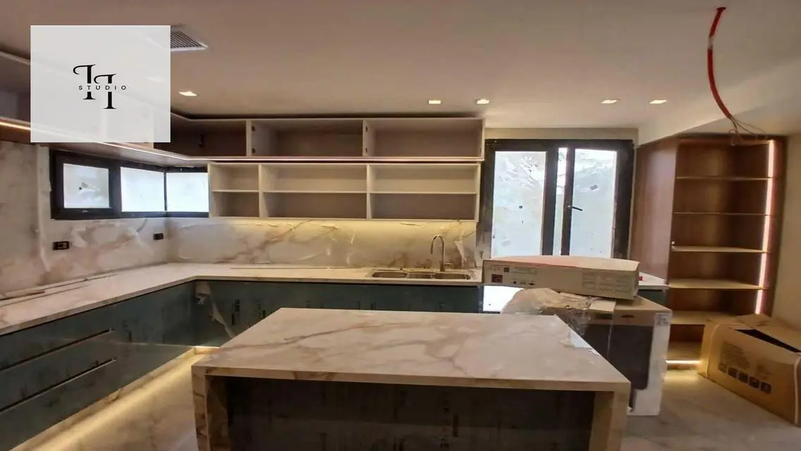 شقة فاخرة في V Residences - 3 غرف نوم مع حديقة خاصة ومسبح