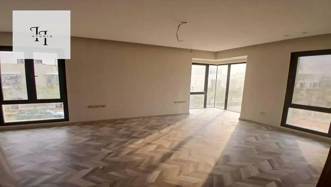شقة فاخرة في V Residences - 3 غرف نوم مع حديقة خاصة ومسبح