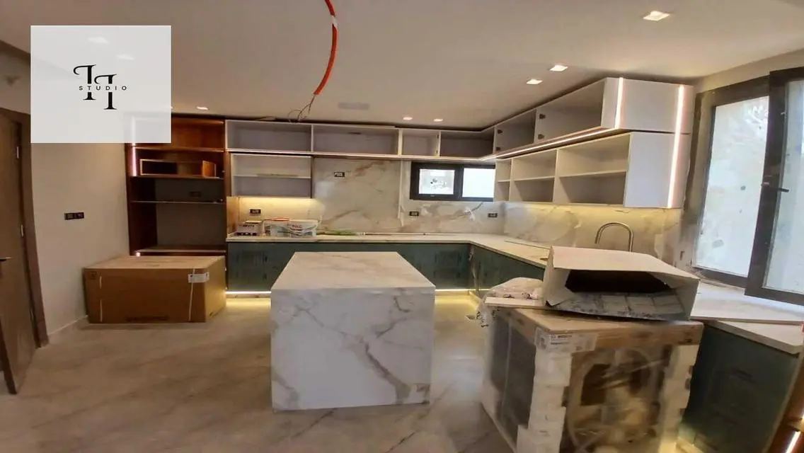 شقة فاخرة في V Residences - 3 غرف نوم مع حديقة خاصة ومسبح