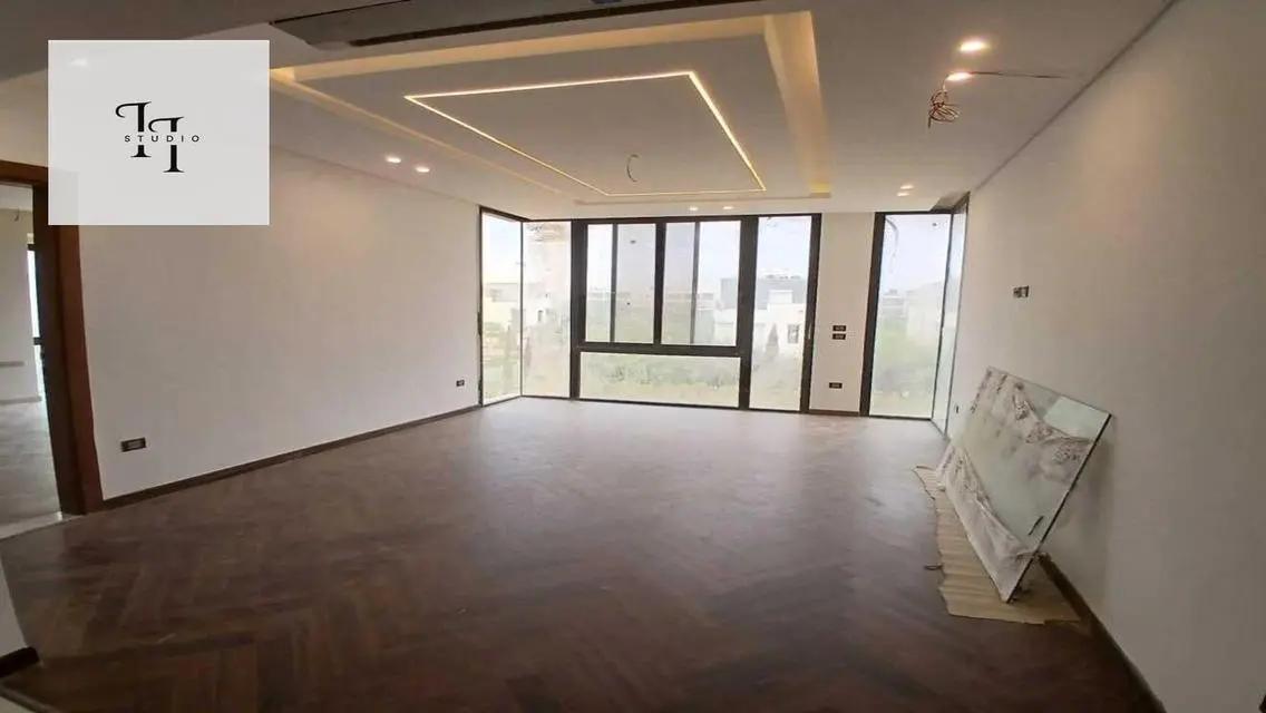 شقة فاخرة في V Residences - 3 غرف نوم مع حديقة خاصة ومسبح