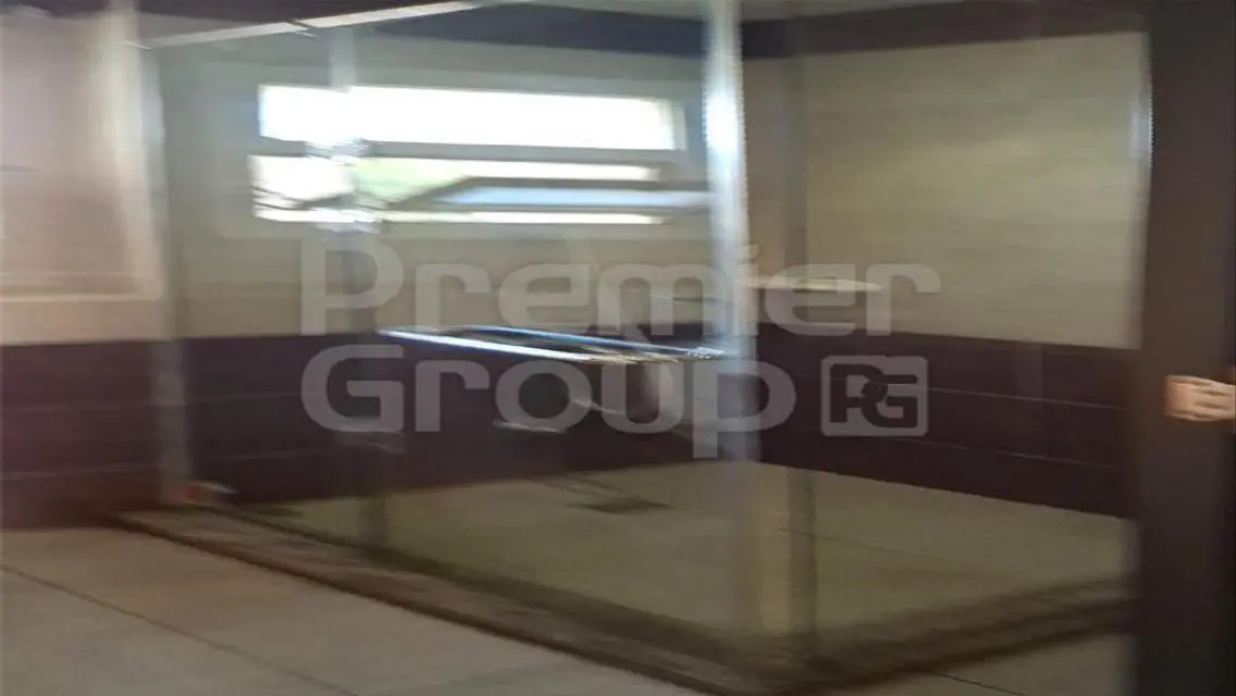 شقة فاخرة بمساحة 1250 متر مع شرفة وخدمات متنوعة