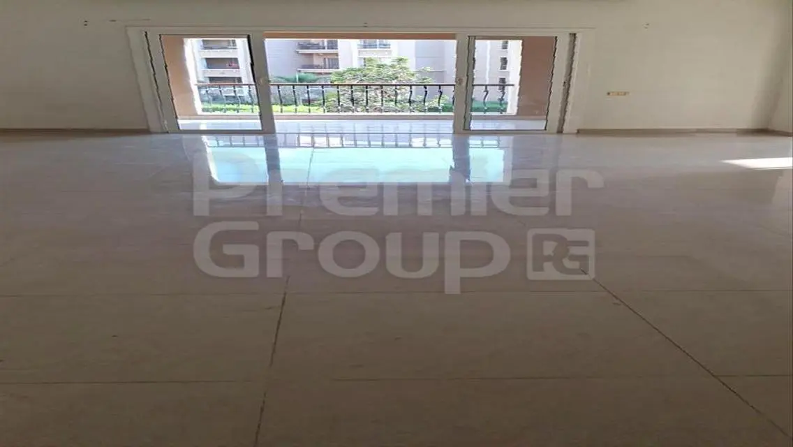 شقة فاخرة بمساحة 1250 متر مع شرفة وخدمات متنوعة