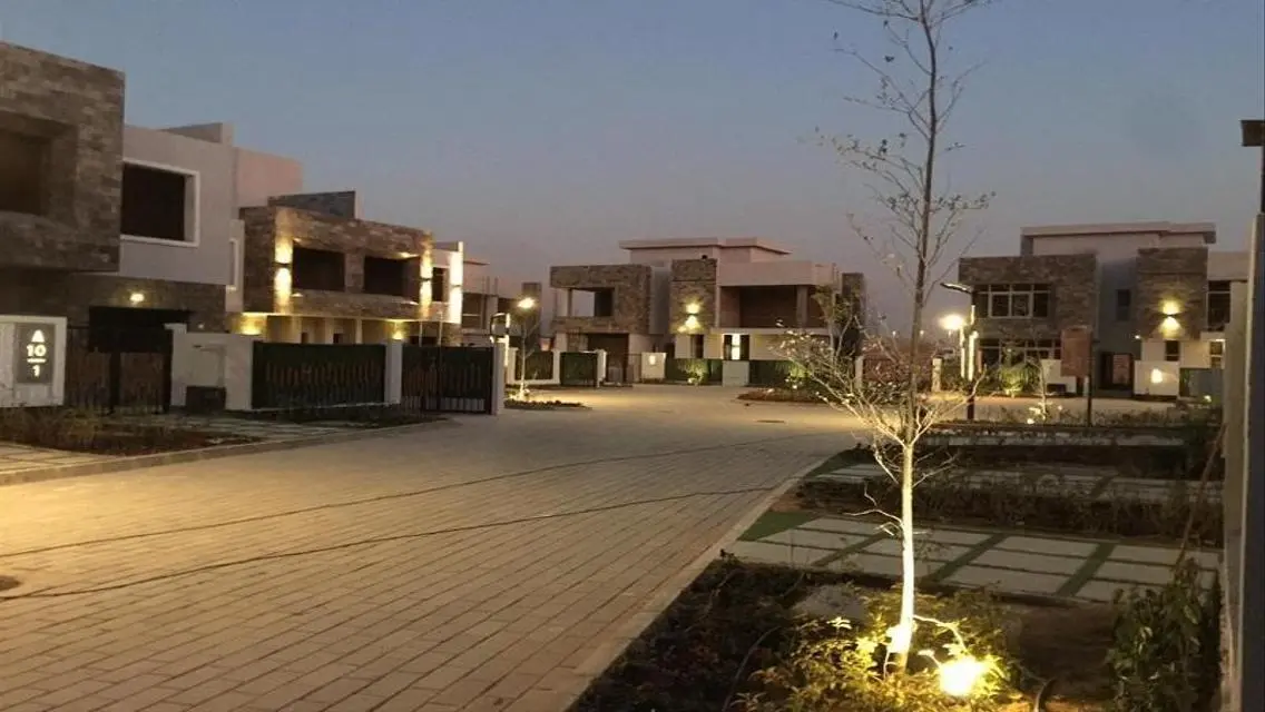 فيلا فاخرة في ويست وودز – بمسبح وحديقة خاصة