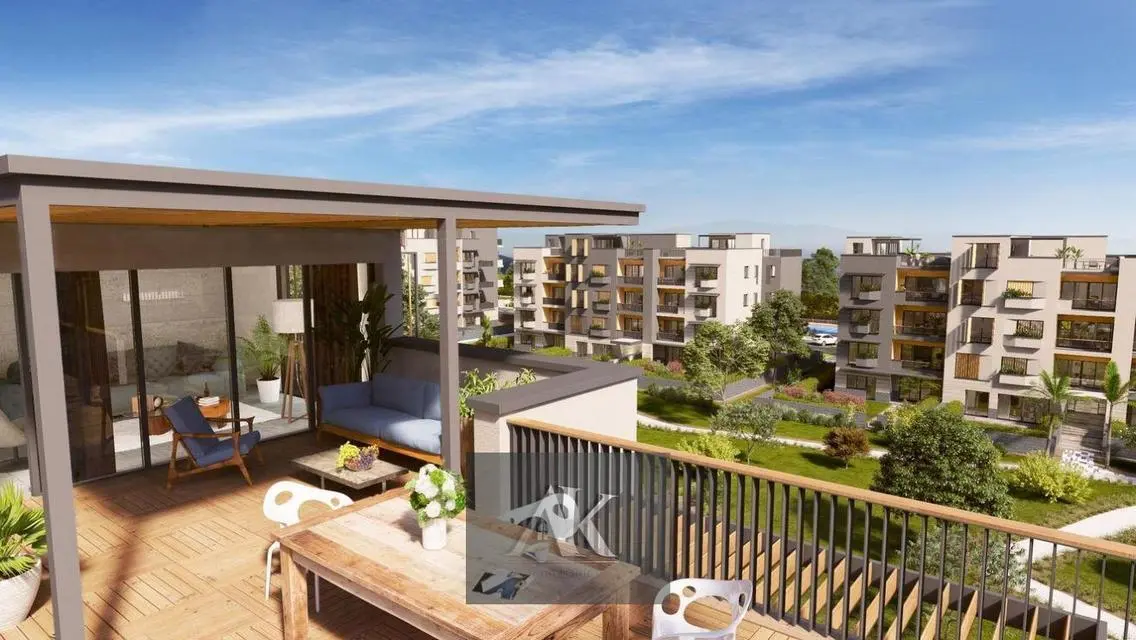 Luxury Apartment Overlooking Lakes with All Amenities