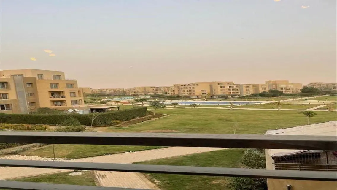 شقة فاخرة مطلة على البحيرات للبيع بسعر مغري