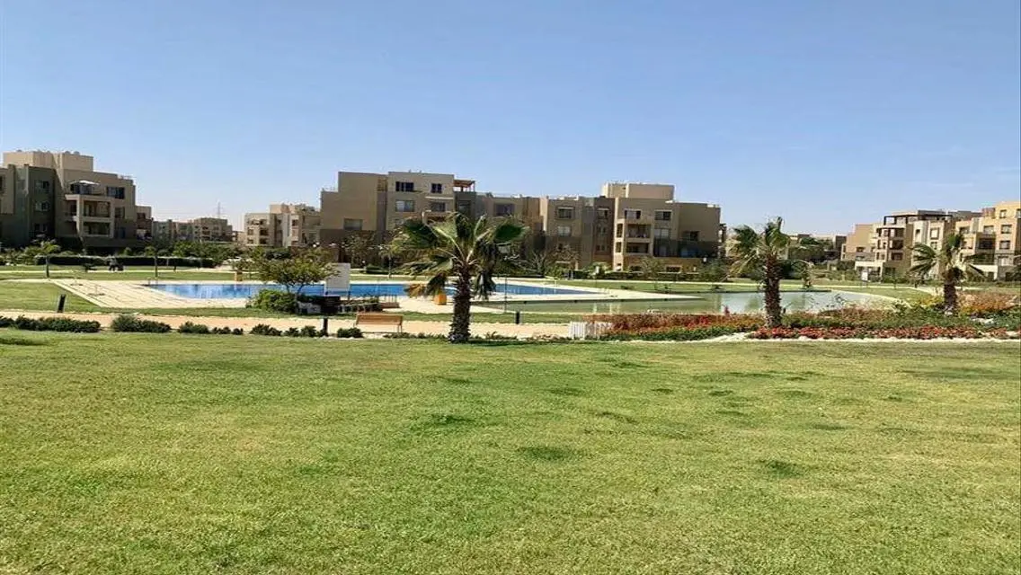 شقة فاخرة مطلة على البحيرات للبيع بسعر مغري
