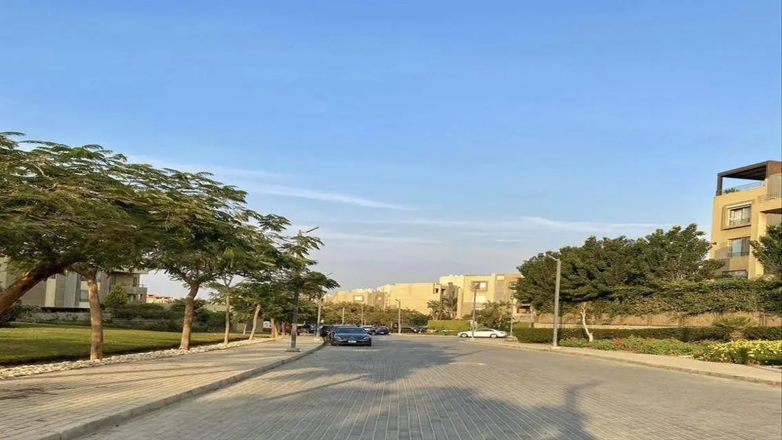 شقة فاخرة مطلة على البحيرات للبيع بسعر مغري