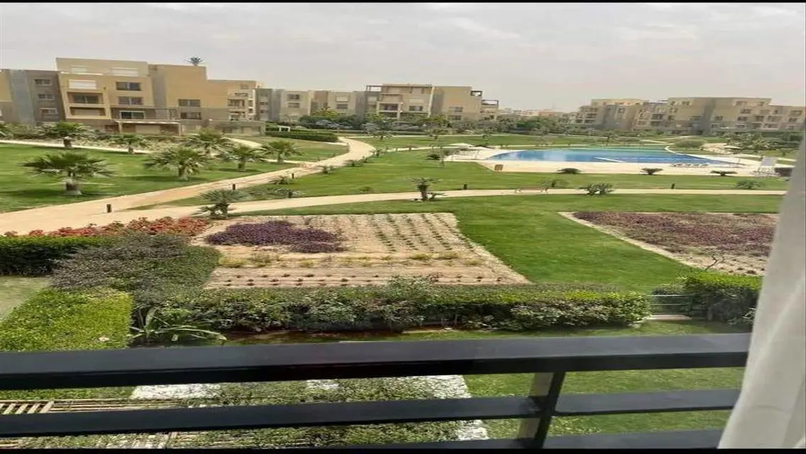 شقة فاخرة مطلة على البحيرات للبيع بسعر مغري