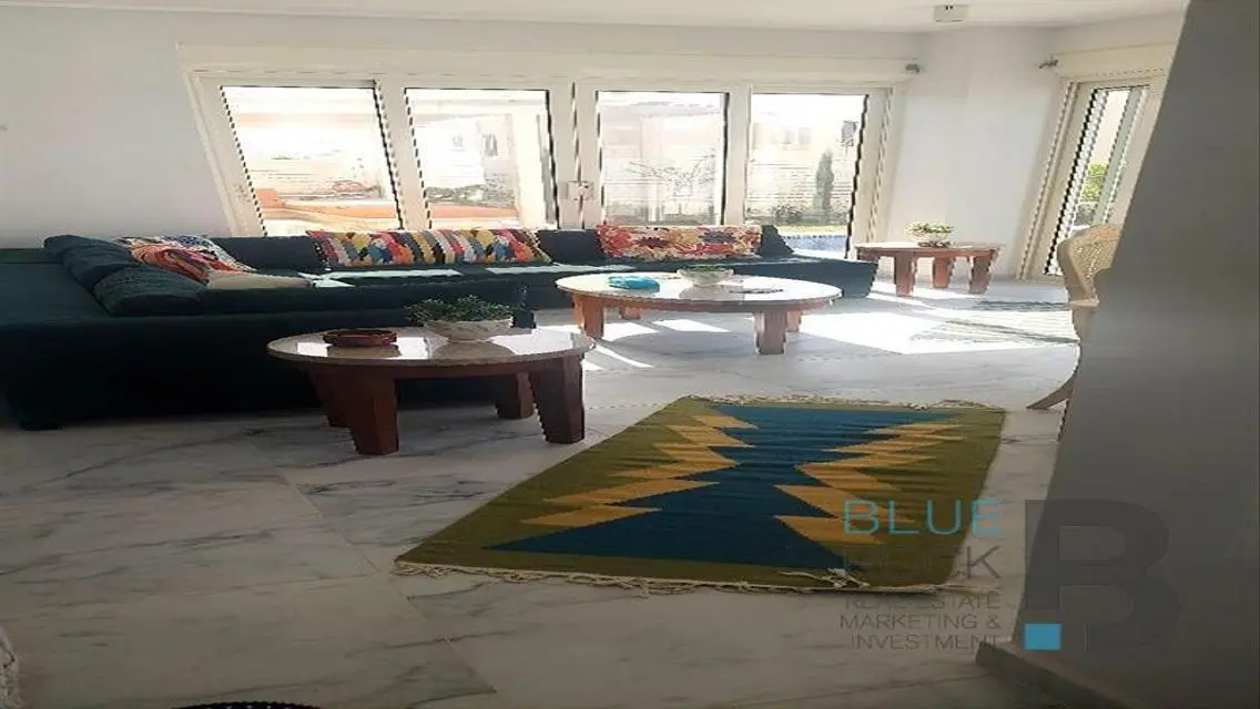 فيلا فاخرة مع مسبح خاص وحديقة مطلة على بحيرات