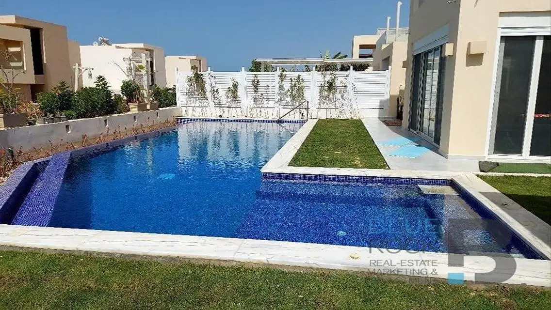 فيلا فاخرة مع مسبح خاص وحديقة مطلة على بحيرات