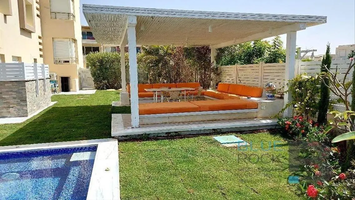 فيلا فاخرة مع مسبح خاص وحديقة مطلة على بحيرات