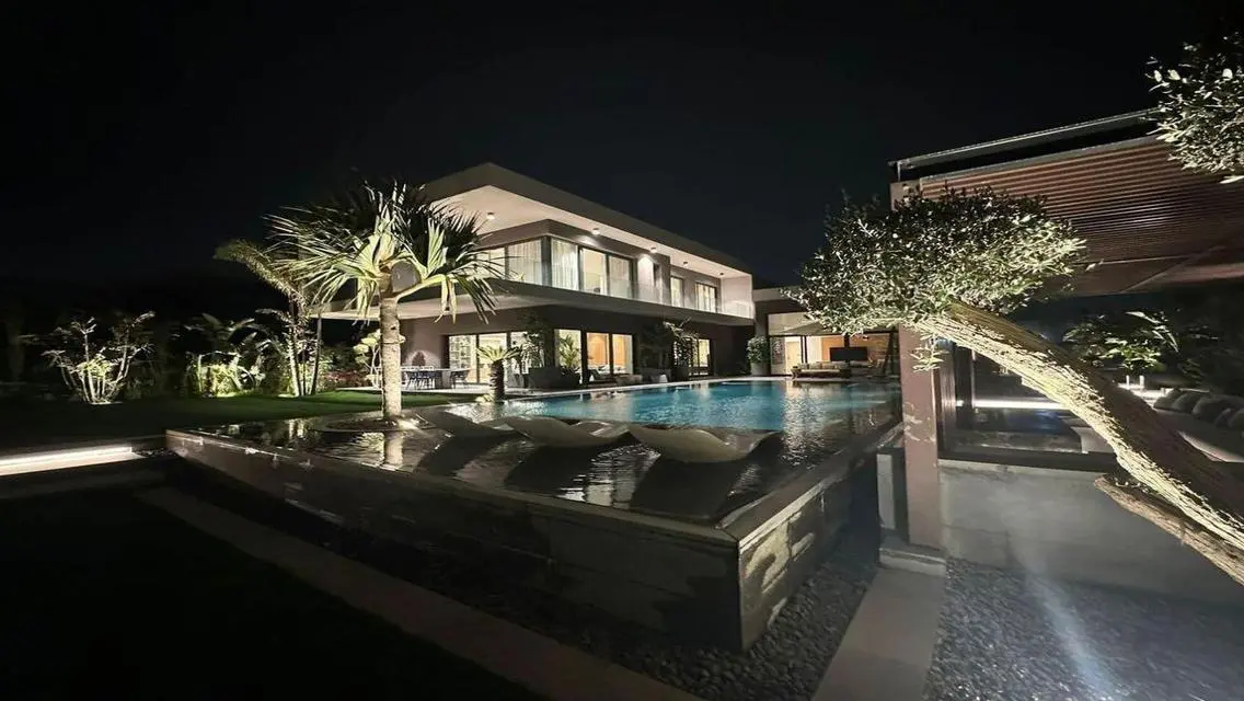 Luxury Villa with Stunning Lake View