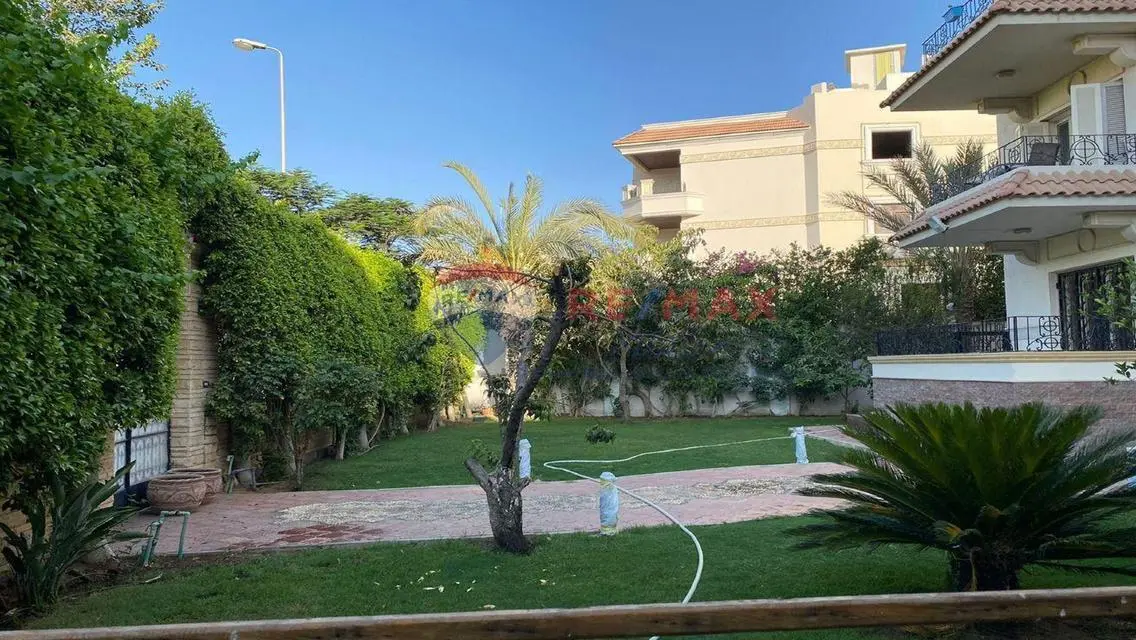 فيلا فاخرة للبيع مع شرفة وحديقة خاصة