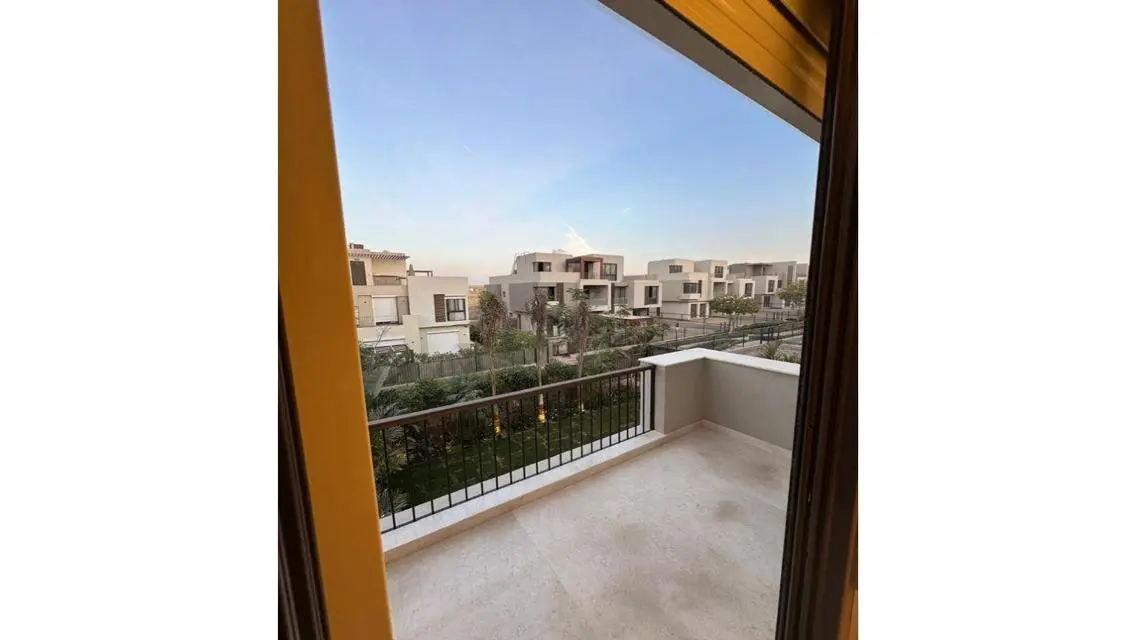 شقة مميزة مع غرفة خادمة للبيع بسعر ممتاز