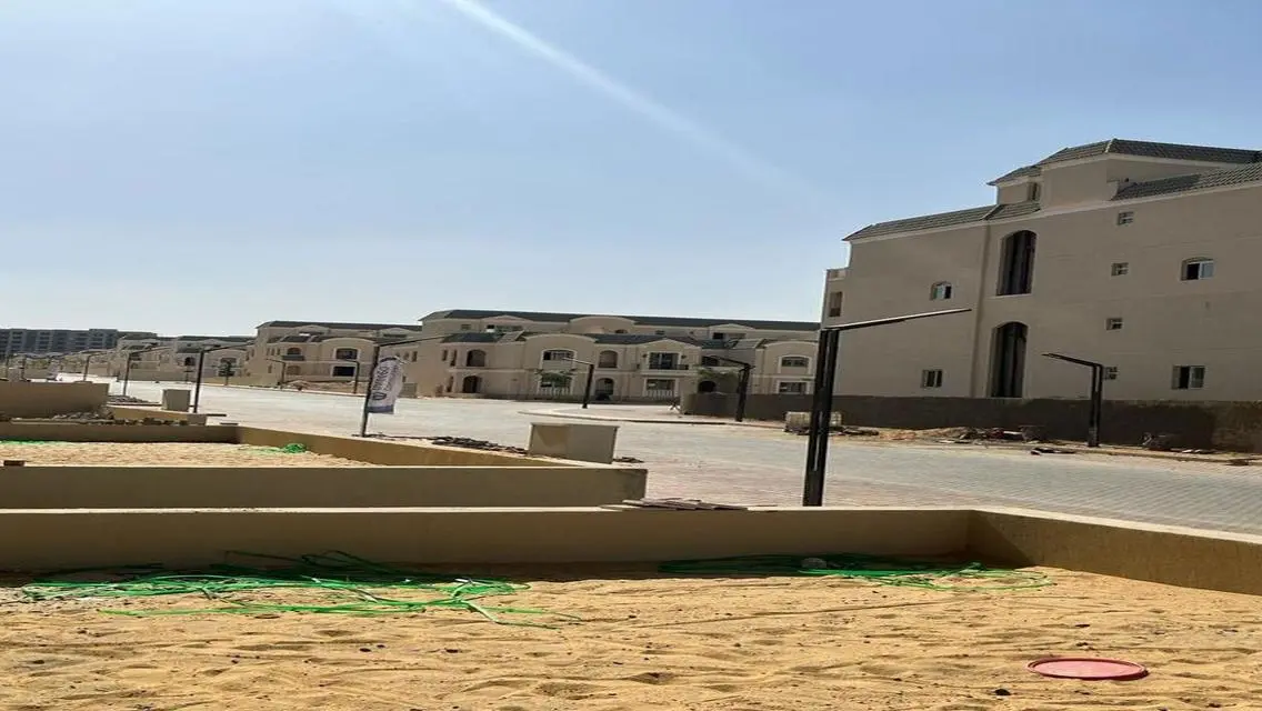 عقار مميز بحراسة أمنية وموقف مغطى