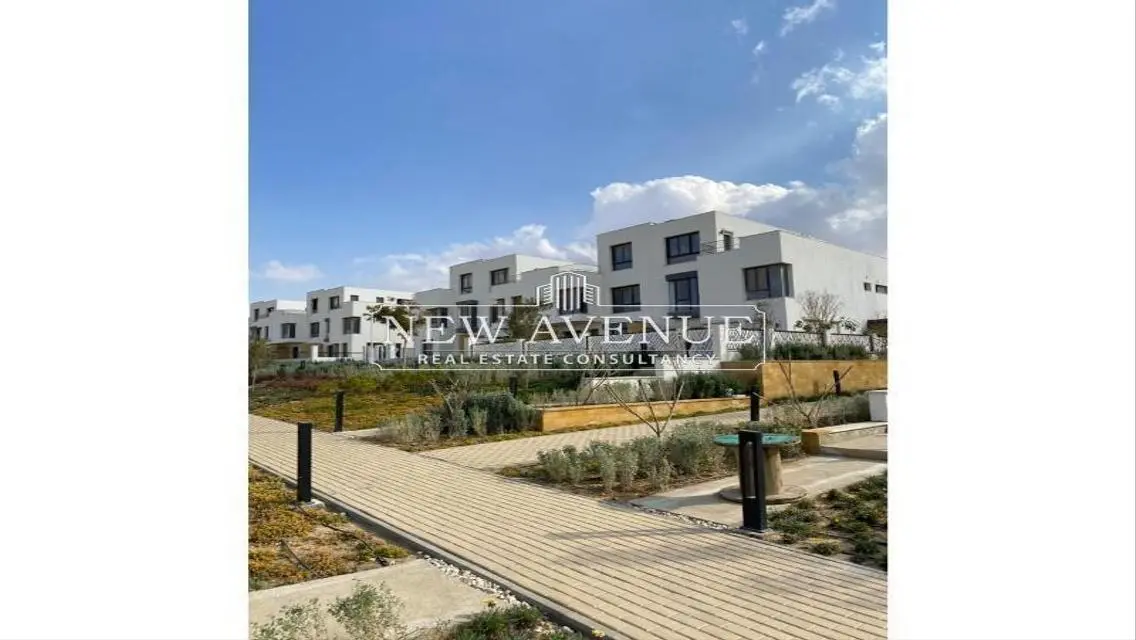 شقة فاخرة مع حارس أمن وغرفة خادمة للبيع
