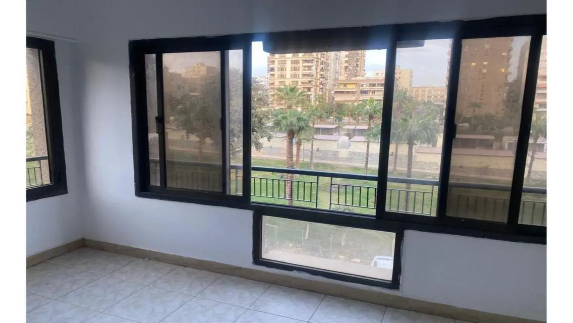 شقة فاخرة للبيع بمساحة كبيرة في موقع متميز