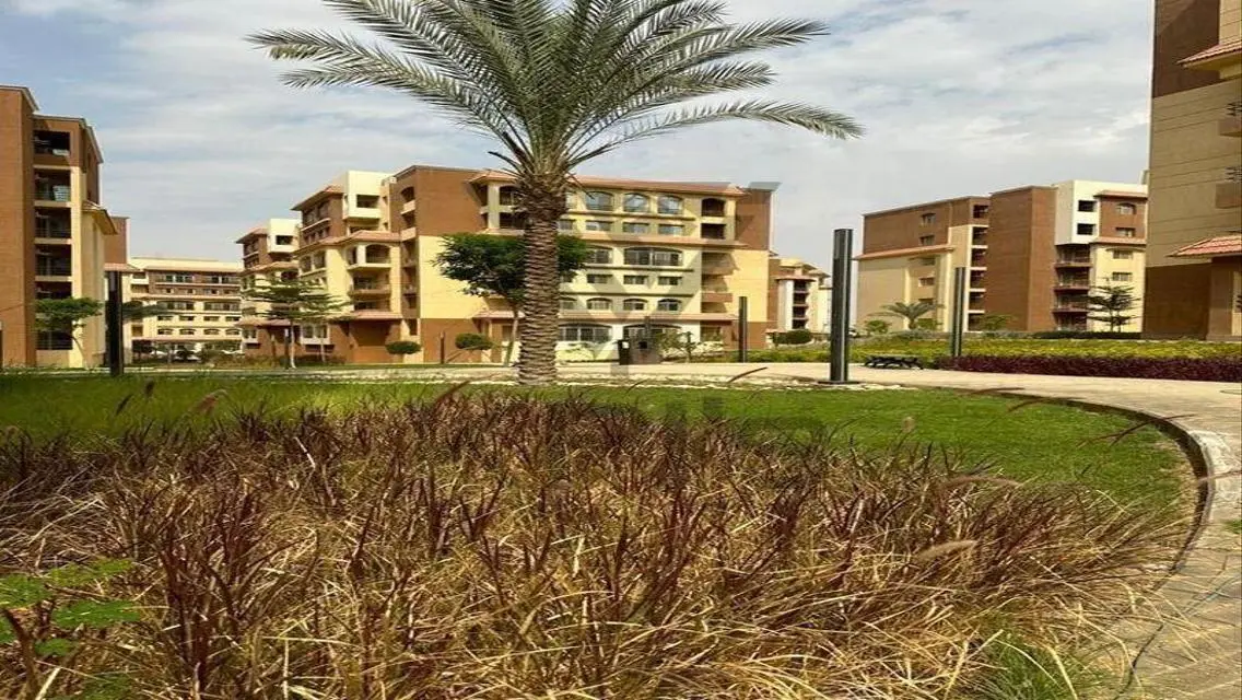 شقة للبيع بتصميم عصري بجوار خدمات متعددة