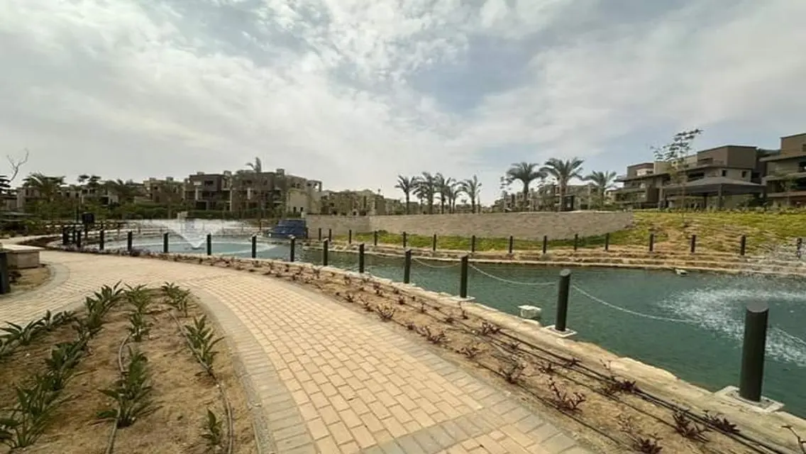 فيلا فاخرة للبيع بمساحة واسعة وإطلالة مميزة