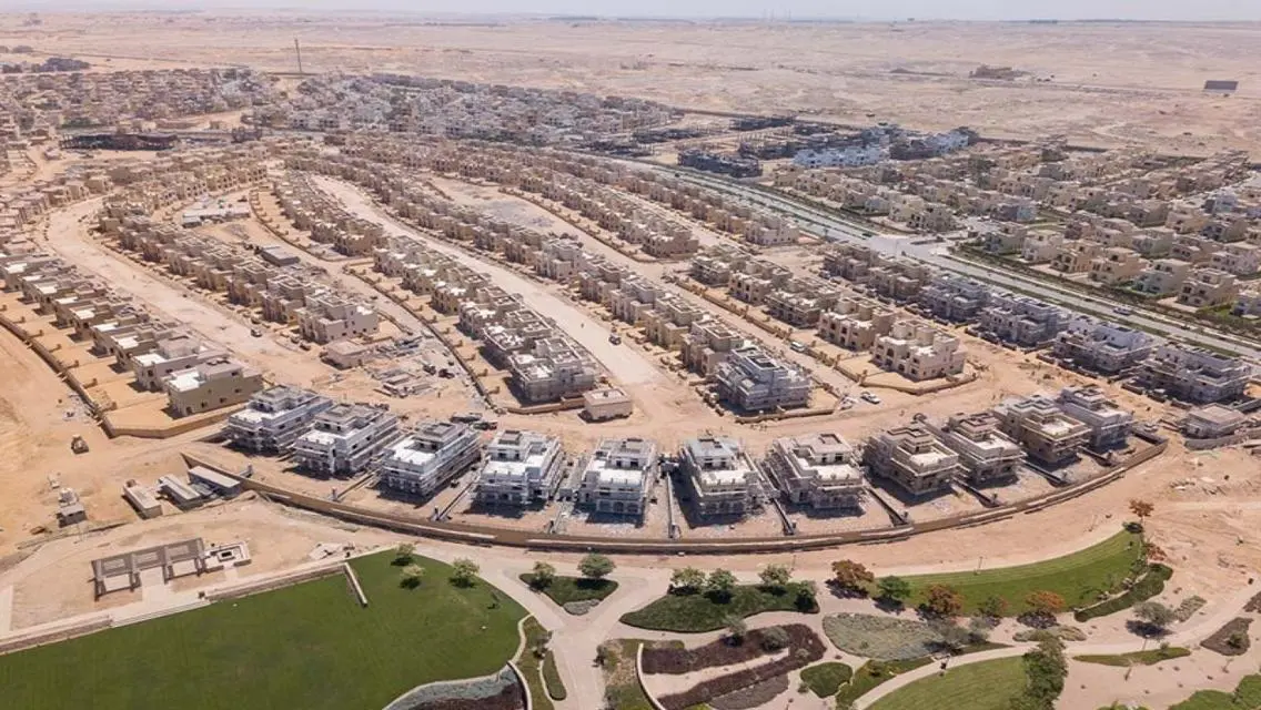 فيلا فاخرة للبيع بمساحة واسعة وإطلالة مميزة