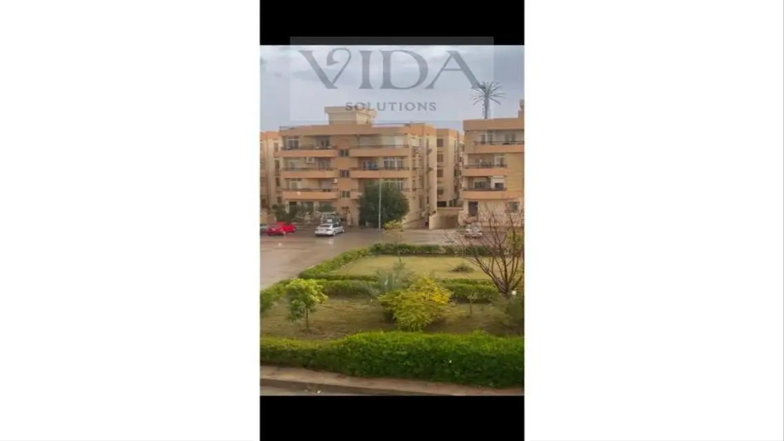 شقة فاخرة للبيع بمساحة مناسبة في موقع مميز
