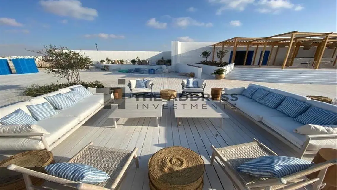 Luxurious Apartment with Stunning Lakeside View
