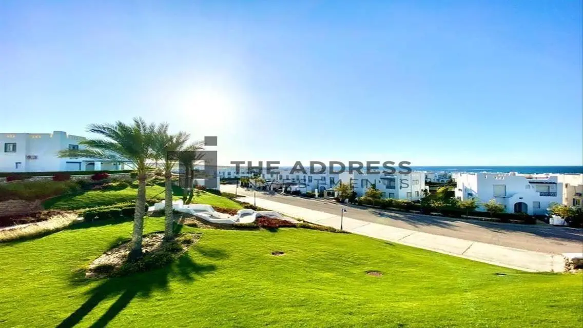 Luxurious Apartment with Stunning Lakeside View