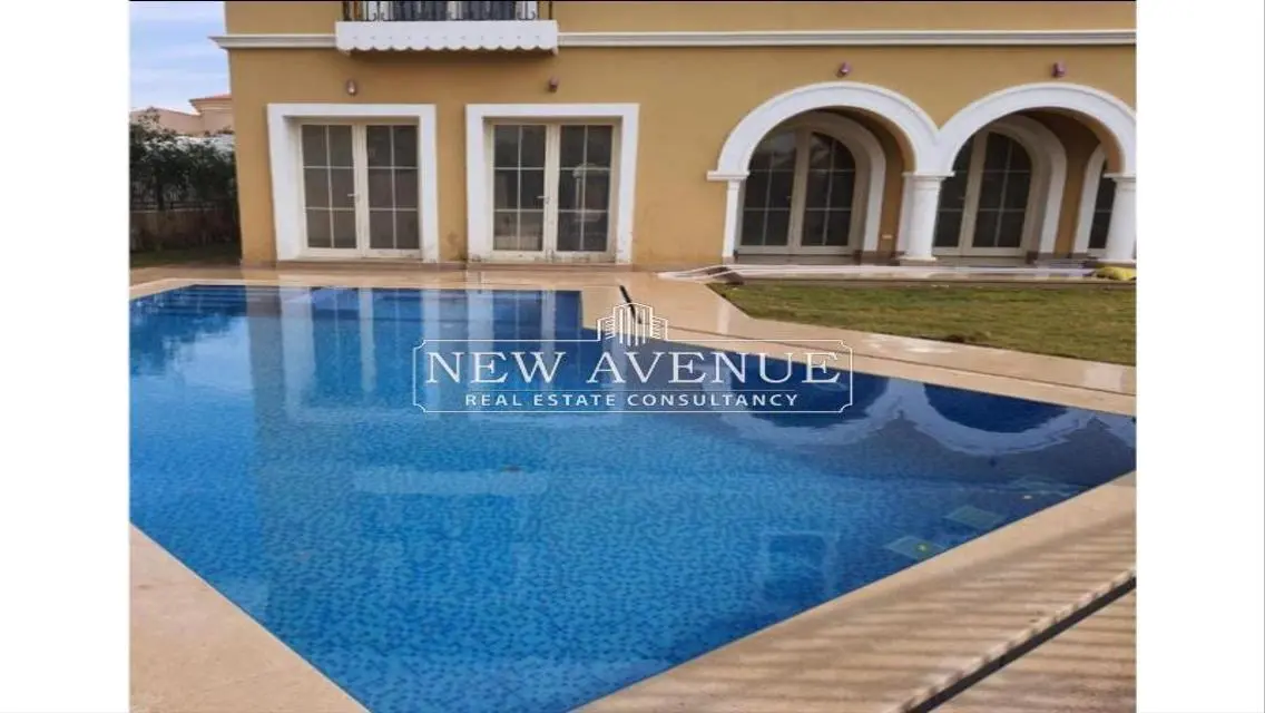 Luxury Apartment for Sale - 800 Square Meters with Balcony and Landmark View