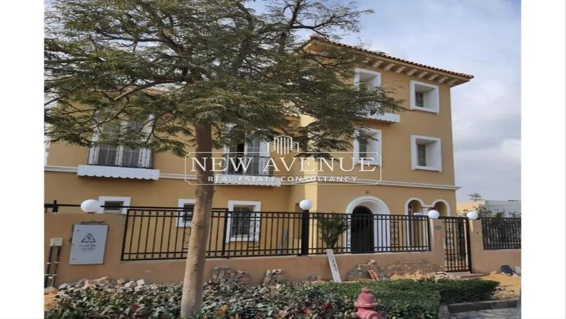 Luxury Apartment for Sale - 800 Square Meters with Balcony and Landmark View